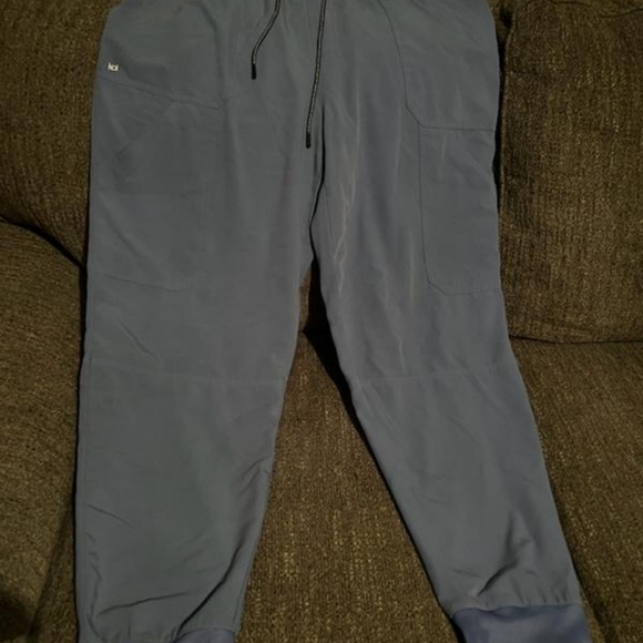 Light blue scrubs 2xl - Picture 2 of 4